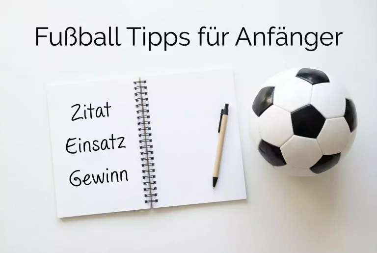Aufgeschlagenes Notizbuch mit Fußball-Grundbegriffen neben einem Fußball