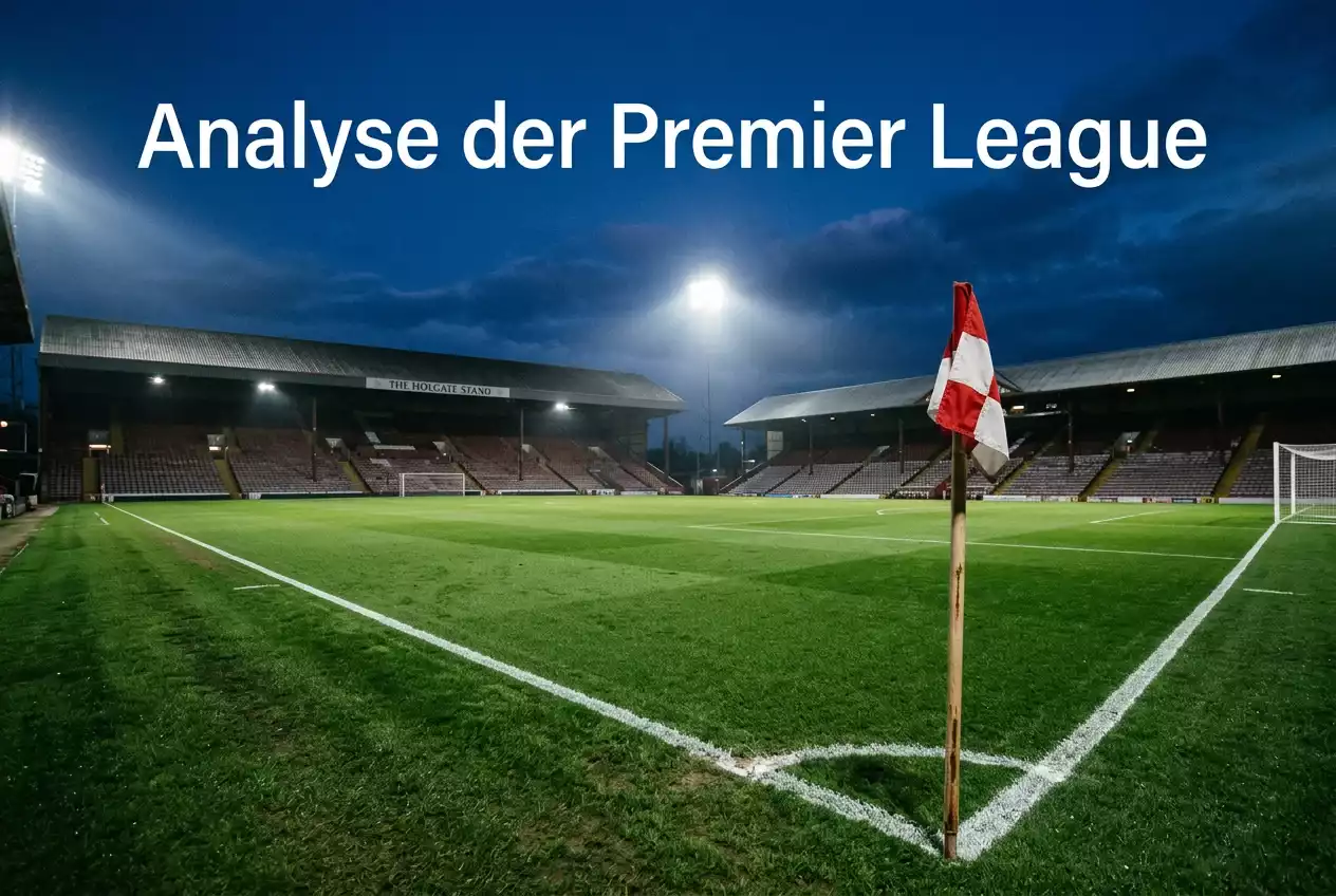 Typisch englisches Fußballstadion bei Flutlicht mit Rasen im Vordergrund